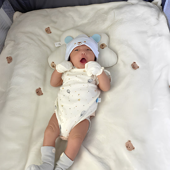 bébé confort sur sa couverture bébé