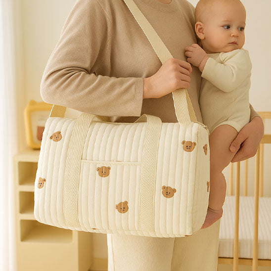 maman bebe prets a sortir avec sac a langer bebe bandouliere