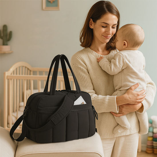 maman et bebe avec sac a langer noir