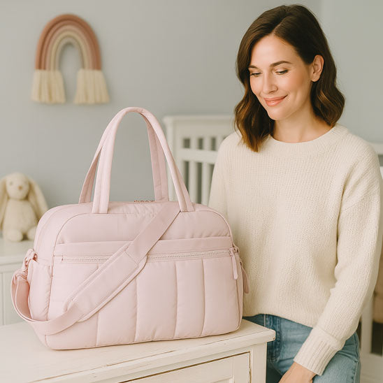 maman satisfaite avec sac a langer rose