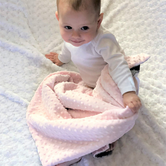 bébé content de sa couverture bébé