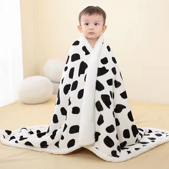 bébé enveloppé dans sa couverture bébé 