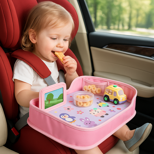 bébé mange collation tranquille sur plateau de voyage