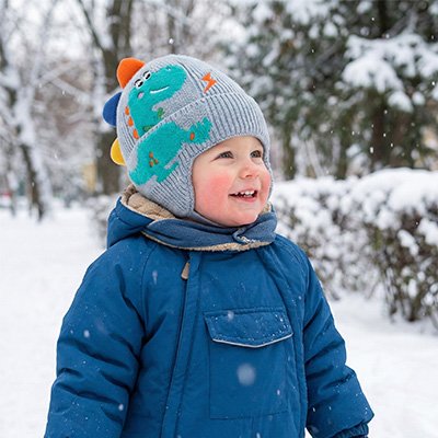 Bonnet bébé avec construction épaisse offrant une isolation thermique optimale contre le froid