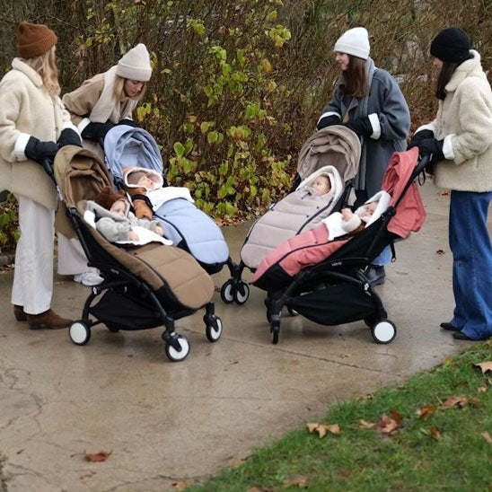 chancelière bébé maman en promenade avec bébés