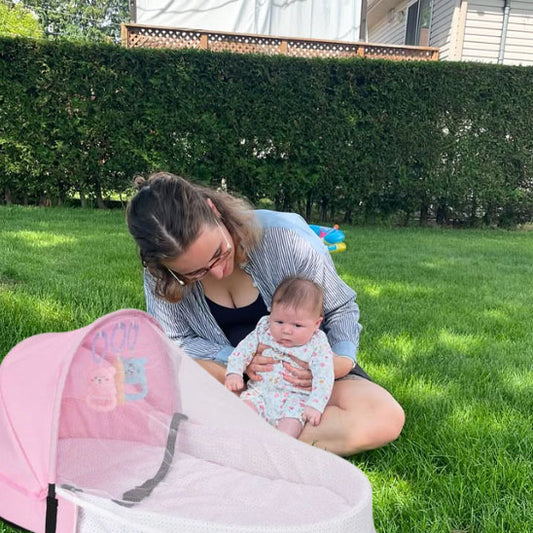 couffin bebe avec moustiquaire et jouets musicaux