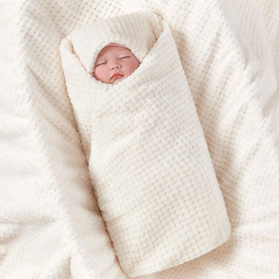 bébé enveloppé dans couverture bébé polyvalente et pratique