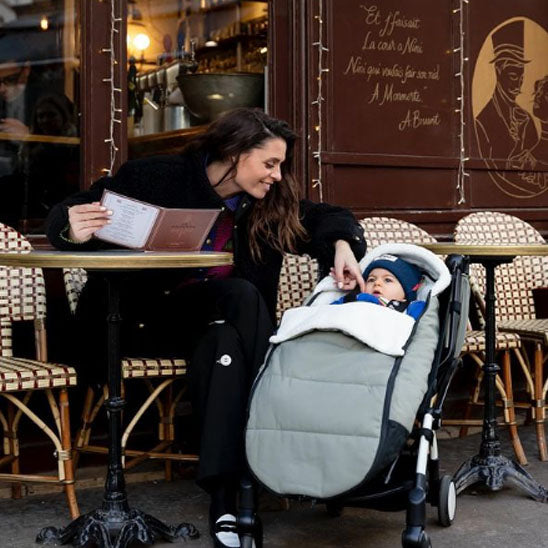 maman avec bébé enveloppé chancelière bébé