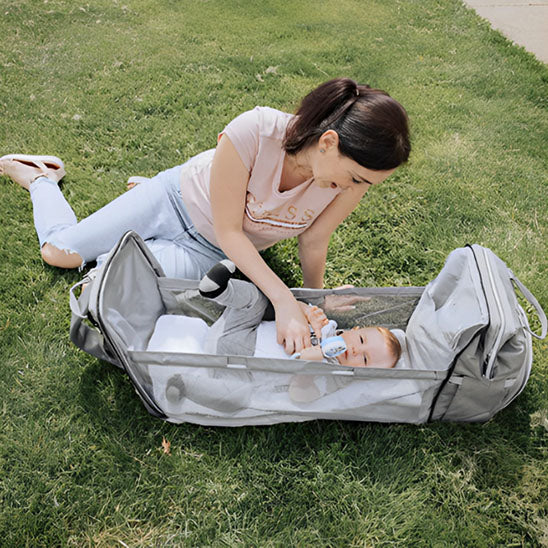 sac a langer bebe maman a l exterieur